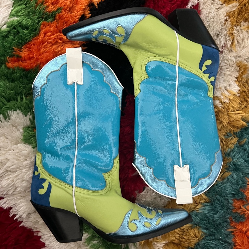 Toral flex boot in turquoise.